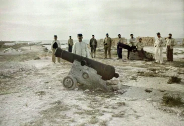 Soldaten en kanonnen in een oude Turkse vesting, Tunesië of Tripolitanië, 3 maart 1916